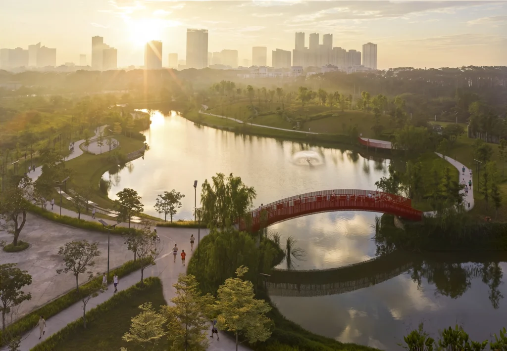 Công viên trung tâm Central Park ParkCity Hanoi với hồ điều hòa và cầu đỏ lúc hoàng hôn